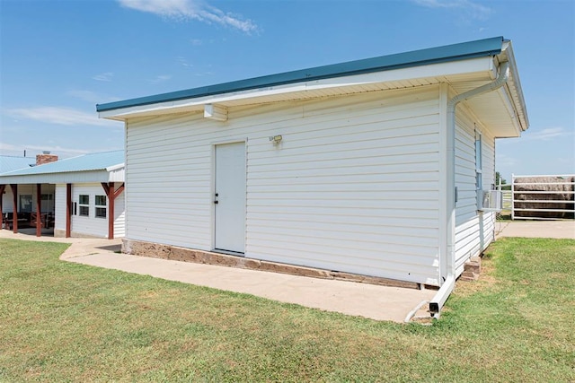 view of outdoor structure with a yard