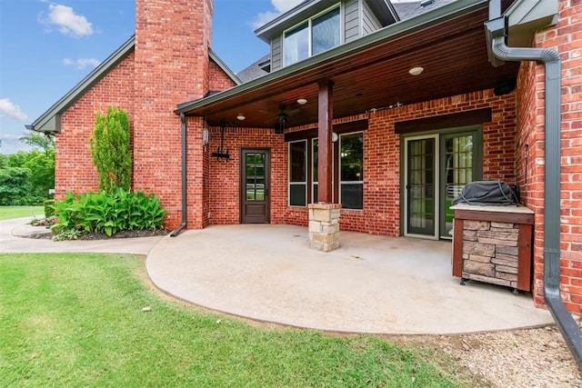 view of patio featuring ceiling fan