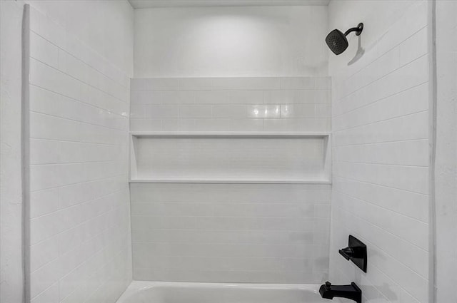 bathroom with tiled shower / bath combo