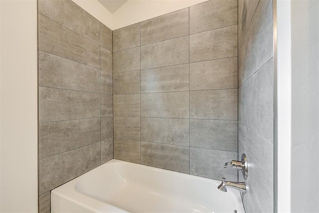 bathroom with tiled shower / bath