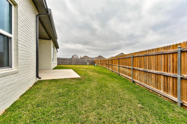 view of yard featuring a patio