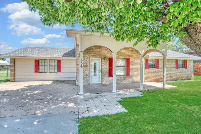 view of front of property featuring a front lawn