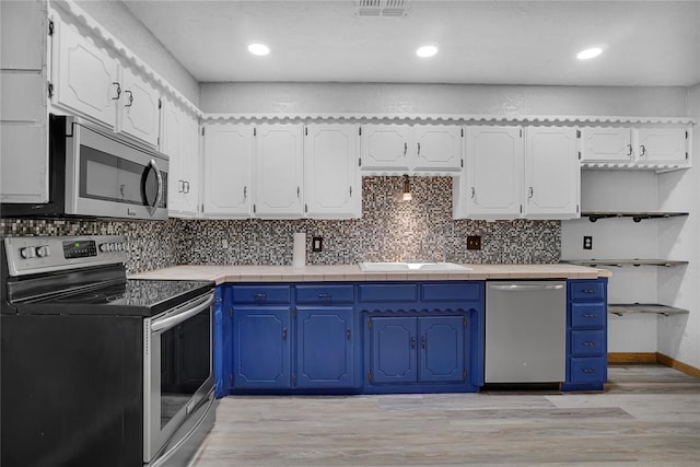 kitchen featuring sink, light hardwood / wood-style flooring, stainless steel appliances, and blue cabinets