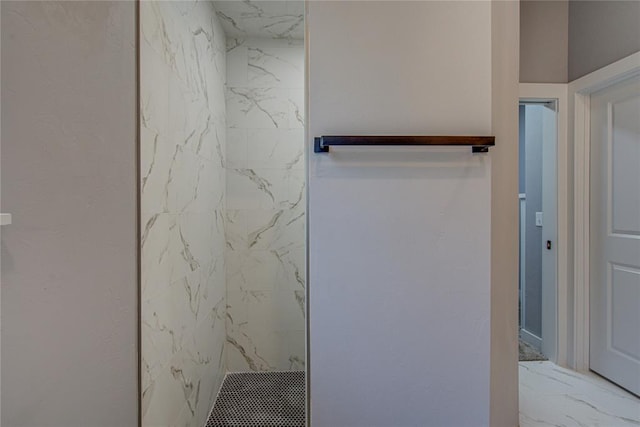 bathroom featuring tiled shower