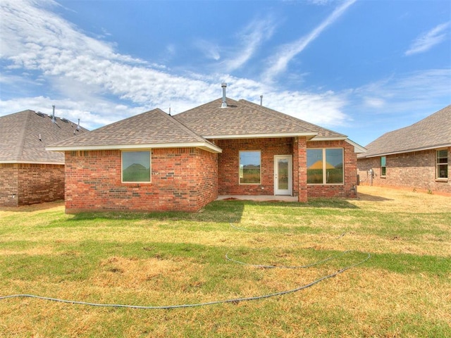 back of house featuring a lawn