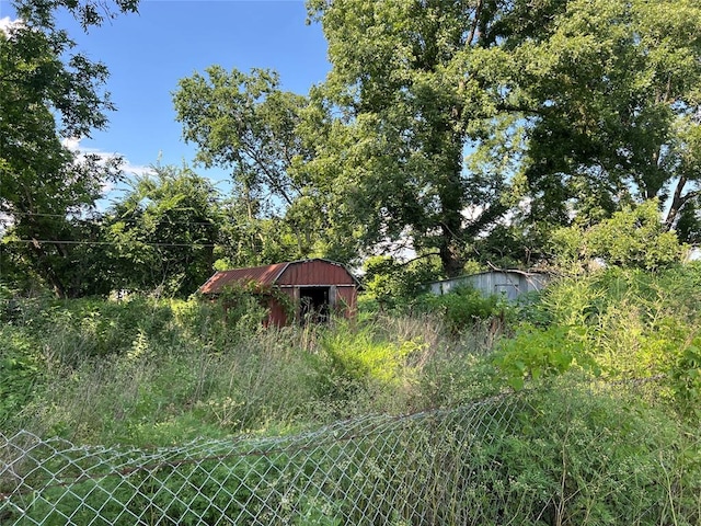 view of yard featuring an outdoor structure