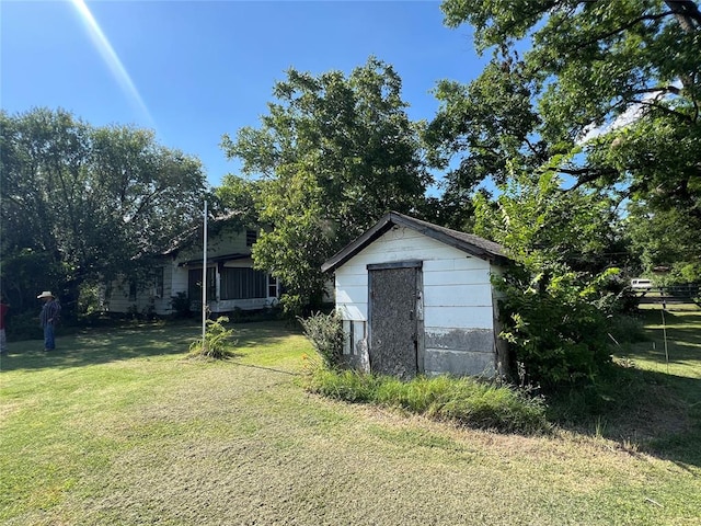 view of yard with a shed