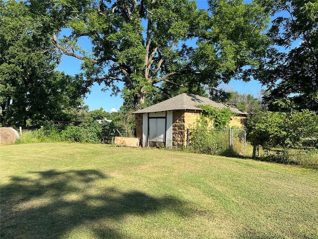 view of yard featuring a storage shed