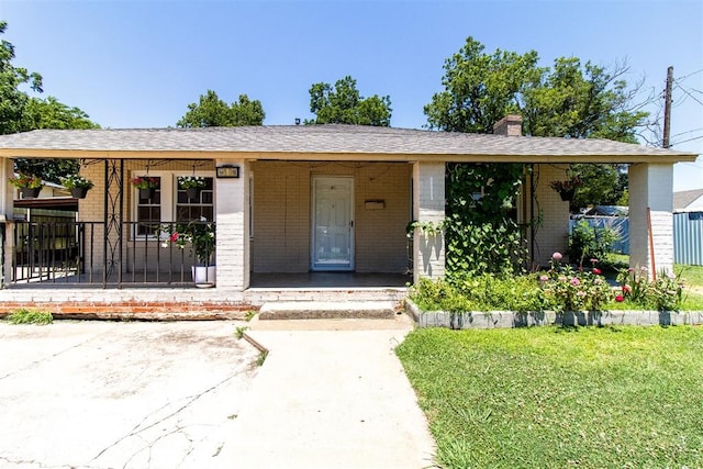 view of front facade with a porch and a front yard