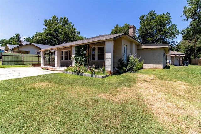 ranch-style house featuring a front yard