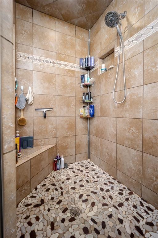 bathroom featuring a tile shower