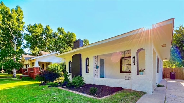 view of front of home with covered porch and a front yard