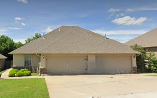 view of front facade featuring a front lawn