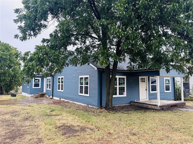 single story home with a front yard