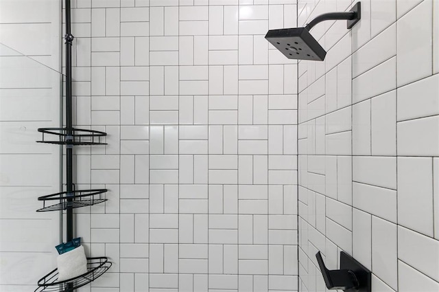 bathroom featuring a tile shower