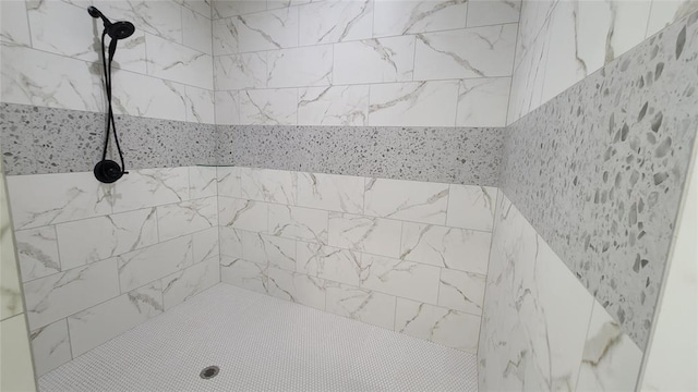 bathroom featuring tiled shower