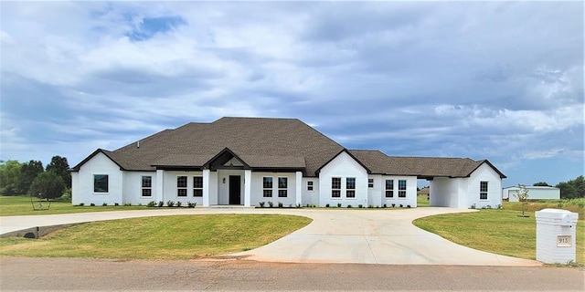 view of front facade featuring a front lawn and a carport