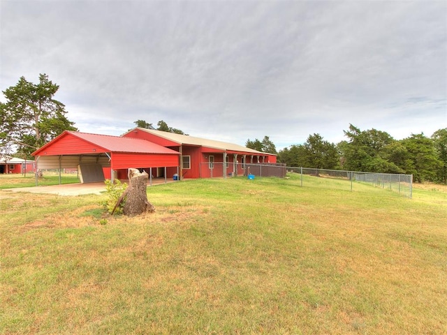 view of yard featuring an outdoor structure