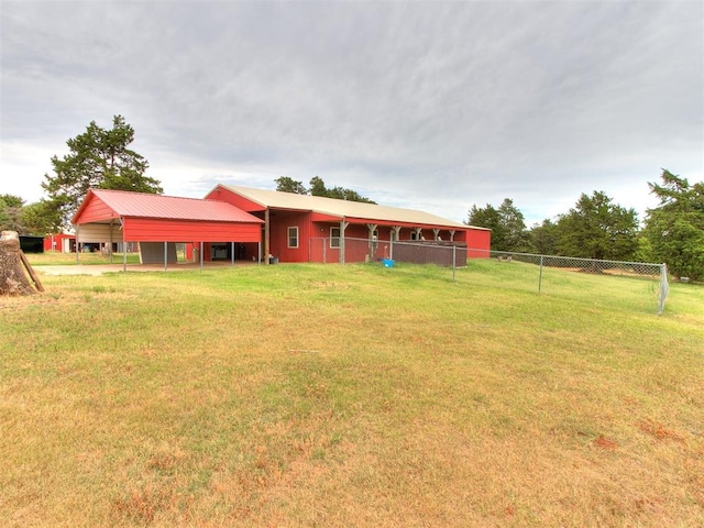 view of yard featuring an outdoor structure