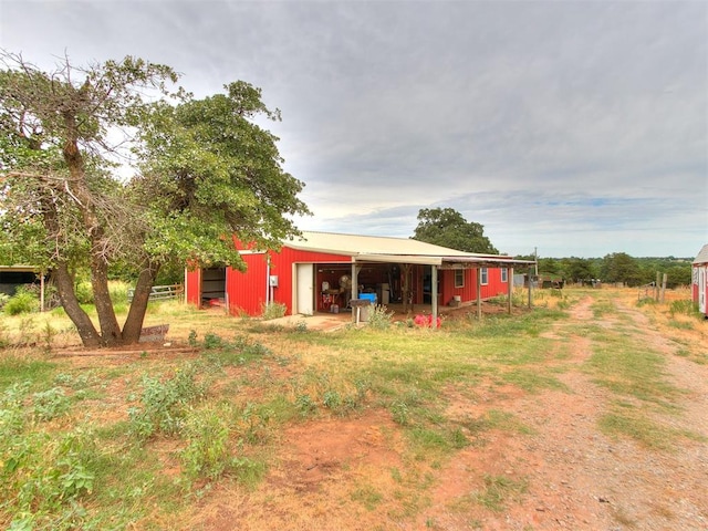 view of yard featuring an outbuilding