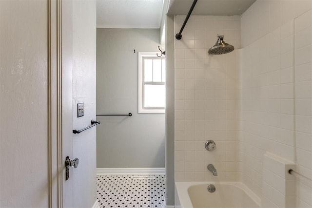 bathroom with tiled shower / bath combo