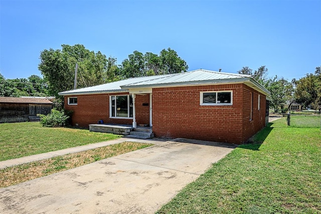 ranch-style house featuring a front lawn