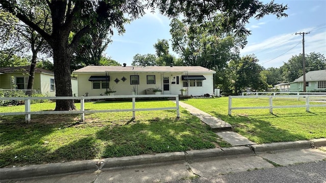 ranch-style house featuring a front yard