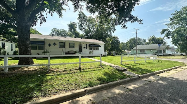 view of front facade featuring a front lawn