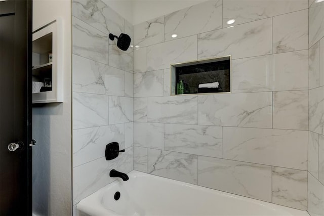 bathroom with tiled shower / bath