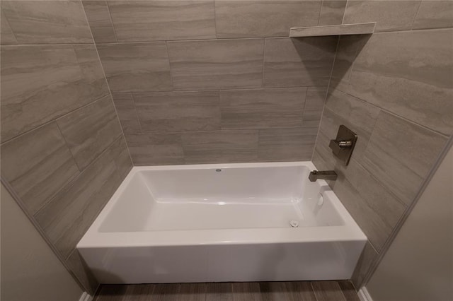 bathroom featuring tiled shower / bath