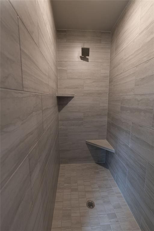 bathroom featuring tiled shower