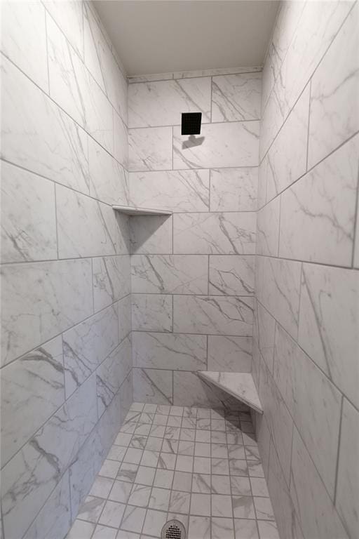 bathroom featuring a tile shower