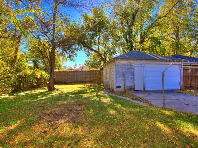 view of yard featuring an outdoor structure