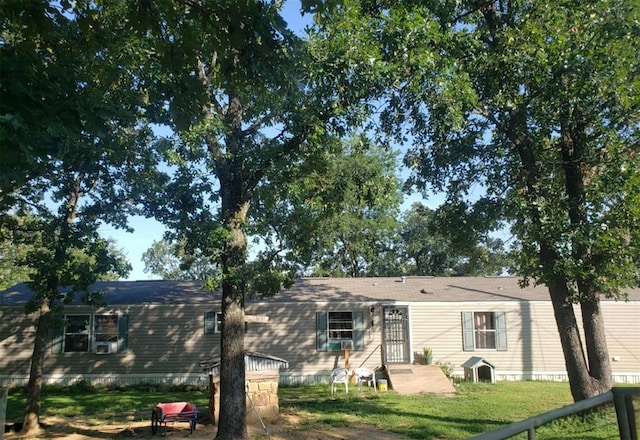 view of front of house featuring a front yard