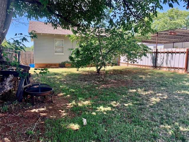 view of yard featuring a fire pit