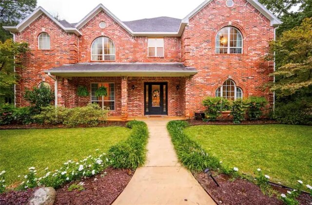 view of front facade featuring a front yard