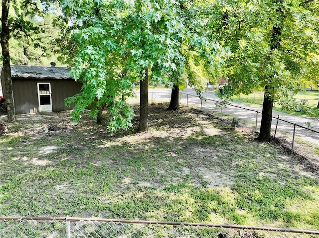 view of yard with an outdoor structure