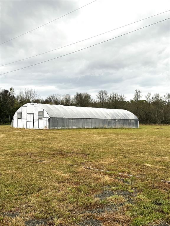 view of yard featuring an outbuilding