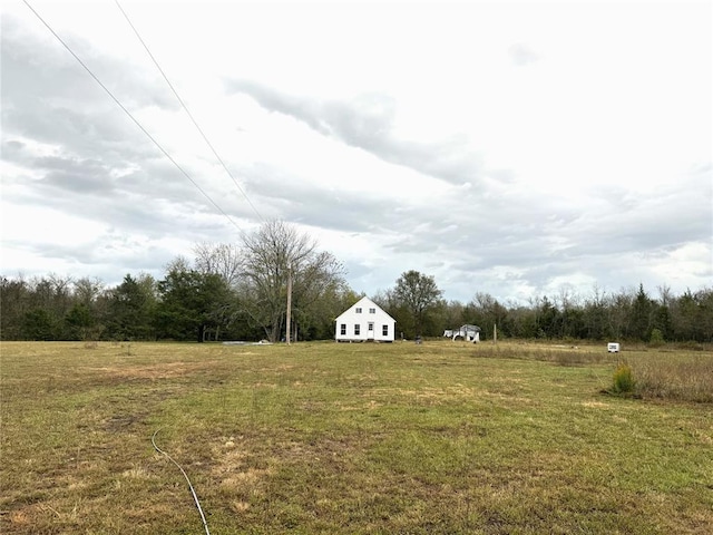 view of yard featuring a rural view