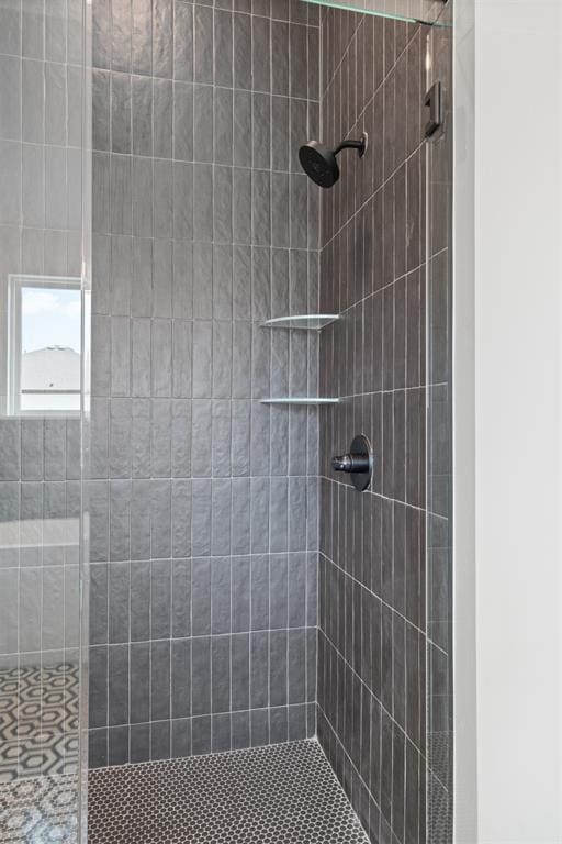 bathroom featuring tiled shower