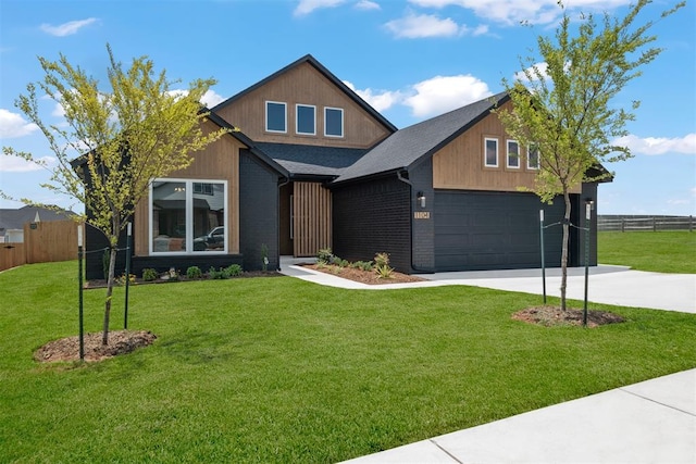 craftsman inspired home featuring a front yard