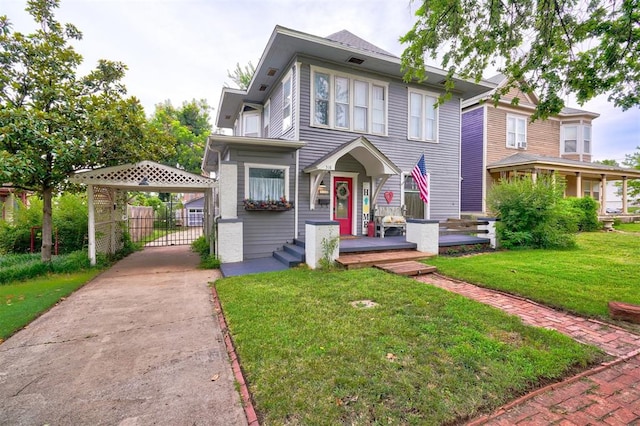 view of front of home with a front lawn