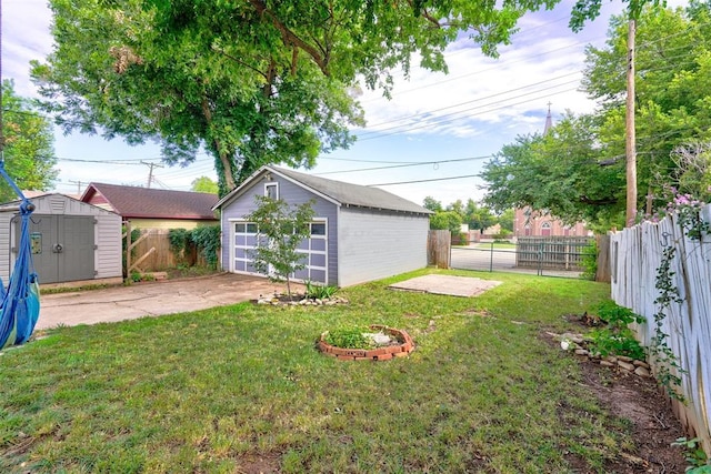 view of yard with an outdoor structure