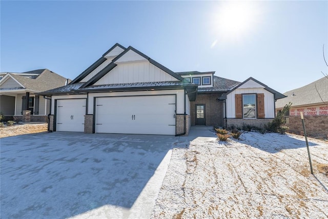 view of front of property featuring a garage