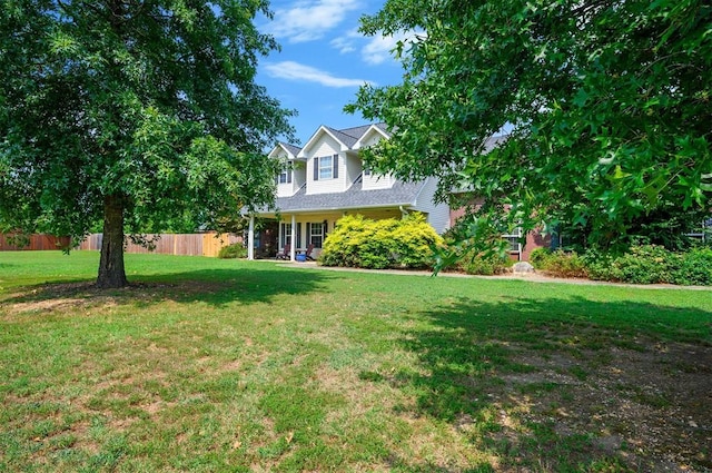 view of front of property featuring a front lawn