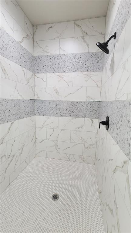 1425 W Harvard Way, Mustang, OK 73064 - bathroom with tiled shower