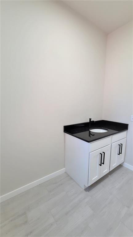 1425 W Harvard Way, Mustang, OK 73064 - bathroom with baseboards and vanity