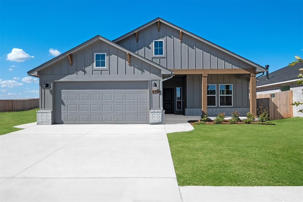 view of front facade featuring a front yard and a garage