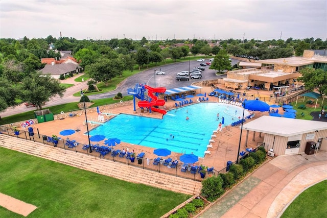 view of swimming pool