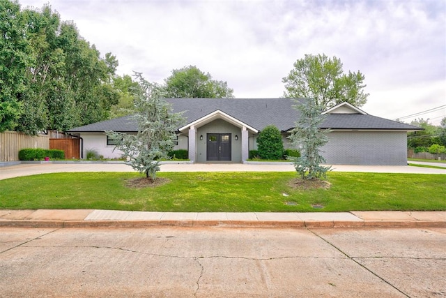 single story home with a front yard